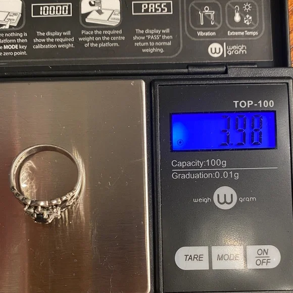 Elegant Sterling Silver Ring with Deep Blue Stone - Picture 6 of 6